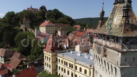 阳光明媚的一天一个古老的东欧小镇的空中镜头视频的预览图