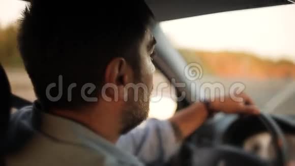 坐在车里开车的人视频的预览图