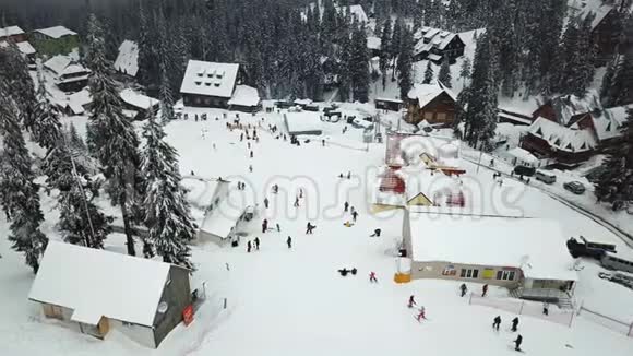 山上覆盖着白雪的滑雪场和圣诞树视频的预览图