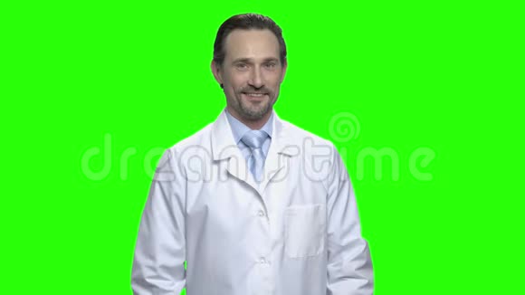 快乐微笑的白种人医生的肖像视频的预览图