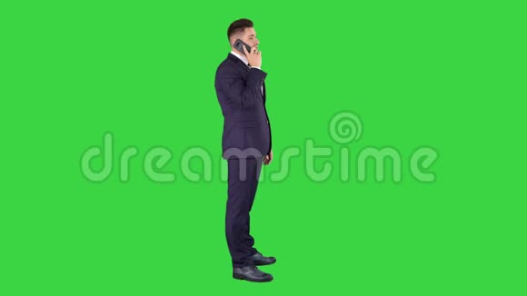 商人在绿色屏幕上打电话色度键视频的预览图