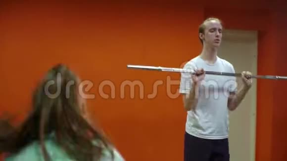 在交叉训练的健身房锻炼手臂的年轻人视频的预览图