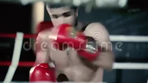 拳击场上的运动员拳击视频的预览图