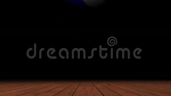 木制地板上的彩篮球视频的预览图