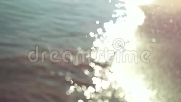 日落时美丽模糊的海浪在缓慢的运动中视频的预览图