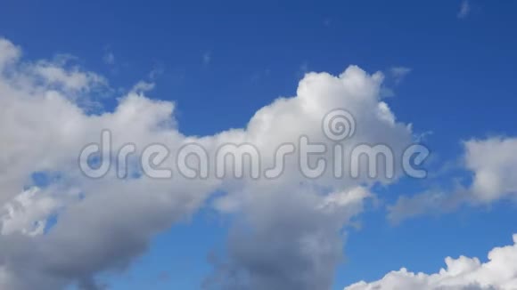 美丽的云彩在天空中移动时间的流逝视频的预览图