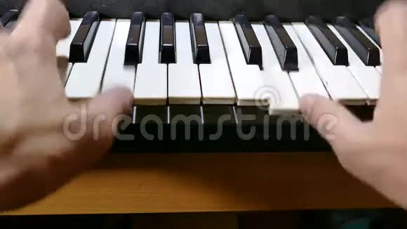演奏人手合成器钢琴音乐视频的预览图