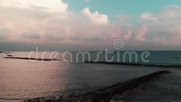 日落时可鸟瞰地中海和城市塞浦路斯帕福斯城视频的预览图