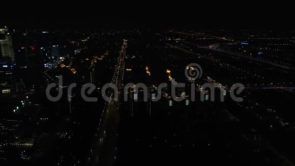 在城市上空飞行视频的预览图