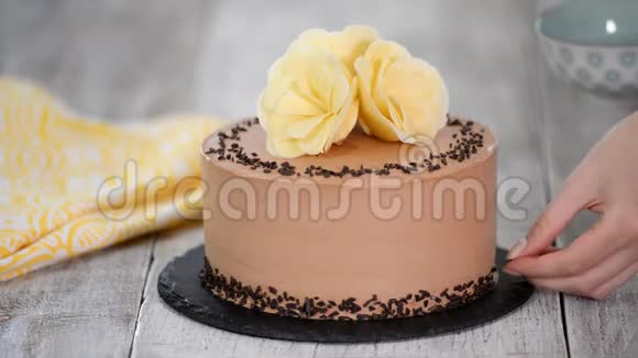 糕点厨师用巧克力装饰蛋糕视频的预览图