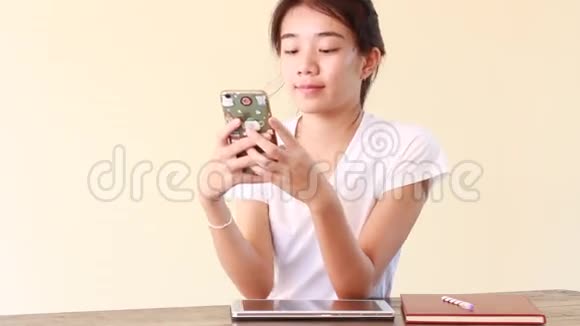 亚洲泰华学生大学漂亮女孩用她的智能手机自拍视频的预览图