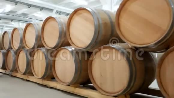 酒桶堆放在酒庄的老窖里视频的预览图