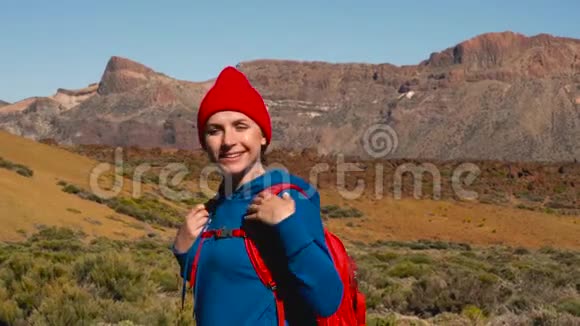 活跃的徒步旅行者妇女徒步旅行在Teide国家公园西班牙加那利群岛特内里费带背包的高加索年轻妇女视频的预览图