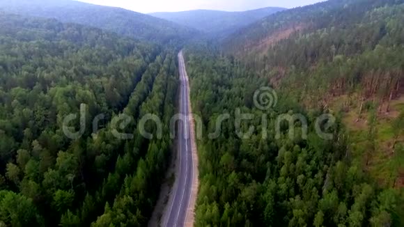 俄罗斯布里亚蒂亚贝加尔湖针叶林空中观景路视频的预览图