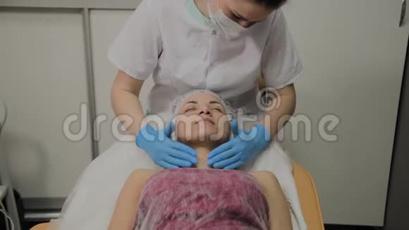 在水疗沙龙做面部按摩的女人视频的预览图