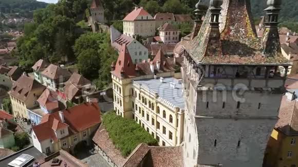 阳光明媚的一天一个古老的东欧小镇的空中镜头视频的预览图