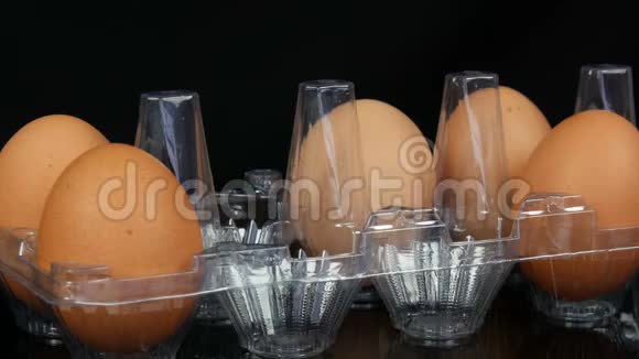 白色透明塑料托盘中的大棕色鸡蛋视频的预览图