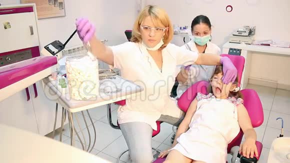 女牙医护士和小女孩病人视频的预览图
