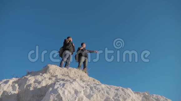 两个人游客徒步探险登山者爬山慢动作视频徒步旅行者登上顶峰赢得胜利视频的预览图