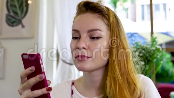 女孩在手机上使用应用程序视频的预览图