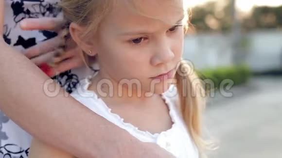 肖像悲伤的小女孩视频的预览图