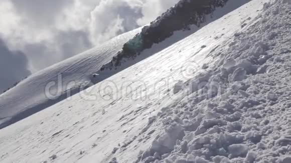 雪和荒无人烟的厄尔巴鲁山斜坡视频的预览图