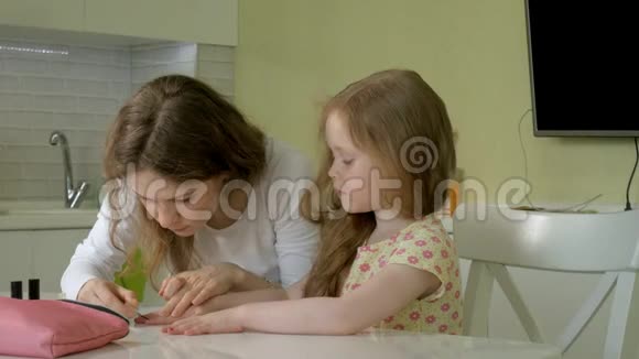 母女俩玩画指甲家庭时间观念视频的预览图