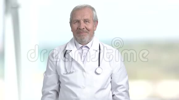 微笑医生带着药丸肖像视频的预览图