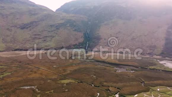 爱尔兰唐加尔县阿萨兰卡瀑布空中飞行视频的预览图
