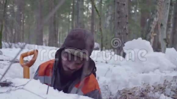 在森林里挖土缝的生态学家视频的预览图