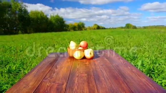 木桌上的水果背景蓝天视频的预览图