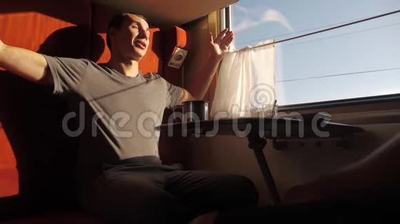 一个人坐在火车车厢的窗户上车在喝茶咖啡在说话视频的预览图