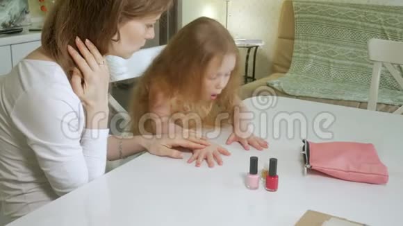 母女俩玩画指甲家庭时间观念视频的预览图