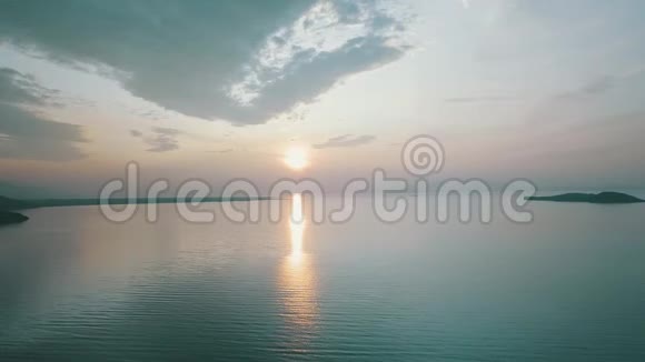 夏天贝加尔湖的日出视频的预览图