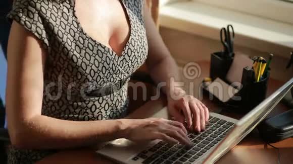 为一台笔记本电脑工作的女商人视频的预览图
