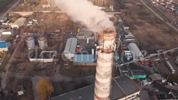 工业管道污染生活人群旁边空气的鸟瞰图4K视频的预览图