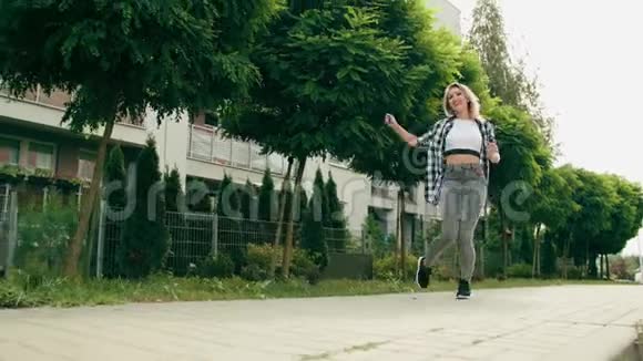 年轻女子在街上跳舞视频的预览图