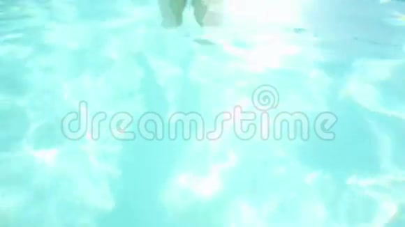 在游泳池里游泳的金发美女视频的预览图
