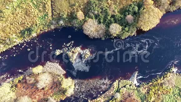 爱尔兰唐加尔县卡里克河上的峡谷和瀑布视频的预览图