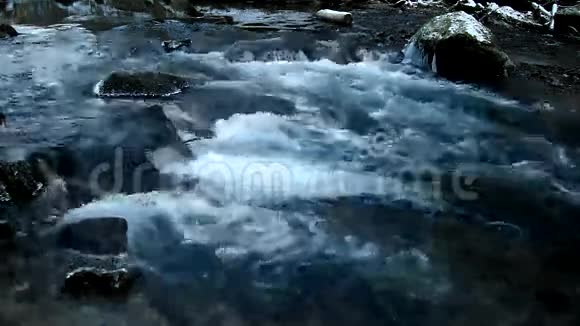 冬季山涧暗寒水视频的预览图