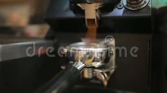 咖啡师在咖啡馆里准备咖啡咖啡谷物视频的预览图