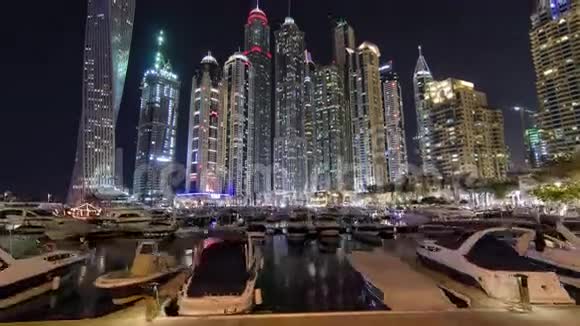 迪拜码头与摩天大楼和船只迪拜视频的预览图