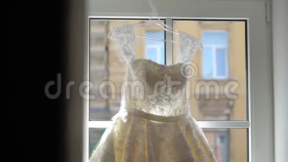 结婚礼服新娘的早晨视频的预览图