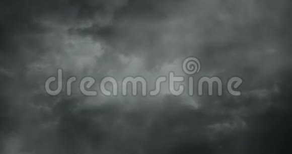 抽象的白烟像云和雾一样慢慢地飘过太空视频的预览图