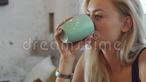 那个女孩在喝咖啡视频的预览图