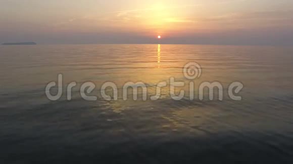 美丽的日落在海面之上视频的预览图