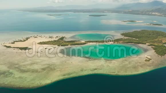 带热带岛屿和珊瑚礁的海湾菲律宾巴拉望视频的预览图