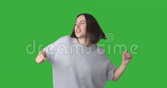 美丽的女人在绿色的背景下跳舞视频的预览图