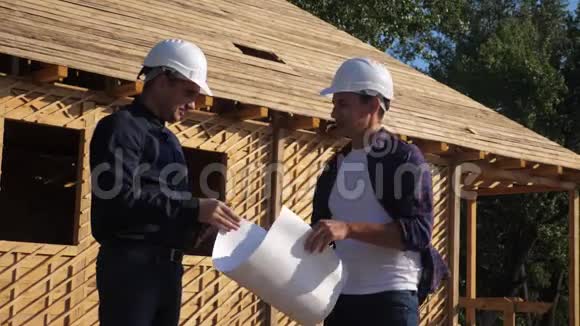 团队合作概念建设构建建筑师慢动作视频两个戴头盔的人握手契约视频的预览图