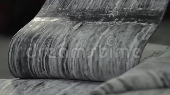 一家大型轮胎厂的橡胶胶带关闭了视频的预览图